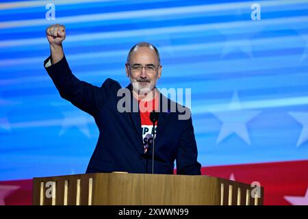 New York City. August 2024. Shawn Fain, Präsident der United Automobile Workers, hält am Montag, den 19. August 2024 auf der Democratic National Convention 2024 in Chicago, Illinois, USA, im United Center. Das Thema des Kongresses ist „für die Menschen. Credit: Ron Sachs/CNP für NY Post (EINSCHRÄNKUNG: NO Daily Mail. KEINE New York oder New Jersey Zeitungen oder Zeitungen im Umkreis von 75 Meilen um New York City.) Quelle: dpa/Alamy Live News Stockfoto