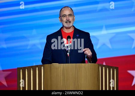 New York City. August 2024. Shawn Fain, Präsident der United Automobile Workers, hält am Montag, den 19. August 2024 auf der Democratic National Convention 2024 in Chicago, Illinois, USA, im United Center. Das Thema des Kongresses ist „für die Menschen. Credit: Ron Sachs/CNP für NY Post (EINSCHRÄNKUNG: NO Daily Mail. KEINE New York oder New Jersey Zeitungen oder Zeitungen im Umkreis von 75 Meilen um New York City.) Quelle: dpa/Alamy Live News Stockfoto