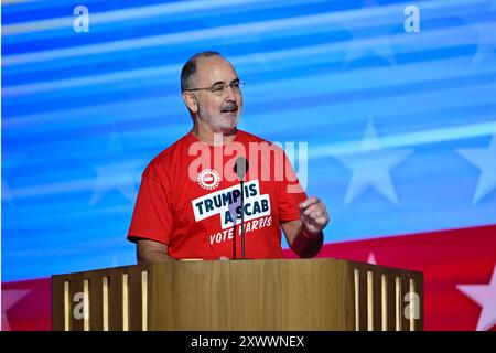 New York City. August 2024. Shawn Fain, Präsident der United Automobile Workers, hält am Montag, den 19. August 2024 auf der Democratic National Convention 2024 in Chicago, Illinois, USA, im United Center. Das Kongressthema für diesen Abend ist âFor The People.â Credit: Ron Sachs/CNP für NY Post (EINSCHRÄNKUNG: KEINE tägliche Post. KEINE New York oder New Jersey Zeitungen oder Zeitungen im Umkreis von 75 Meilen um New York City.) Quelle: dpa/Alamy Live News Stockfoto