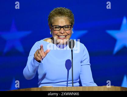 New York City. August 2024. Bürgermeisterin Karen Bass (Demokrat von Los Angeles, Kalifornien) kommentiert am Montag, den 19. August 2024 auf der Democratic National Convention 2024 in Chicago, Illinois, USA. Das Kongressthema für diesen Abend ist âFor The People.â Credit: Ron Sachs/CNP für NY Post (EINSCHRÄNKUNG: KEINE tägliche Post. KEINE New York oder New Jersey Zeitungen oder Zeitungen im Umkreis von 75 Meilen um New York City.) Quelle: dpa/Alamy Live News Stockfoto