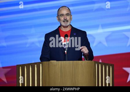 Chicago, Vereinigte Staaten Von Amerika. August 2024. Shawn Fain, Präsident der United Automobile Workers, hält am Montag, den 19. August 2024 auf der Democratic National Convention 2024 in Chicago, Illinois, USA, im United Center. Das Thema des Kongresses lautet heute Abend: „Für die Menschen. „Guthaben: Ron Sachs/CNP/SIPA USA für NY Post (EINSCHRÄNKUNG: NO Daily Mail. KEINE New York oder New Jersey Zeitungen oder Zeitungen im Umkreis von 75 Meilen um New York City.) Quelle: SIPA USA/Alamy Live News Stockfoto