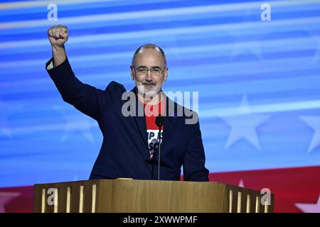 Chicago, Vereinigte Staaten Von Amerika. August 2024. Shawn Fain, Präsident der United Automobile Workers, hält am Montag, den 19. August 2024 auf der Democratic National Convention 2024 in Chicago, Illinois, USA, im United Center. Das Thema des Kongresses lautet heute Abend: „Für die Menschen. „Guthaben: Ron Sachs/CNP/SIPA USA für NY Post (EINSCHRÄNKUNG: NO Daily Mail. KEINE New York oder New Jersey Zeitungen oder Zeitungen im Umkreis von 75 Meilen um New York City.) Quelle: SIPA USA/Alamy Live News Stockfoto