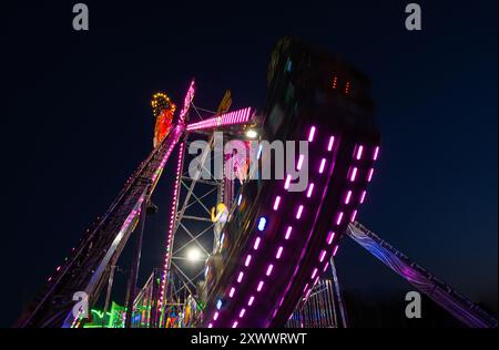 Ein farbenfrohes Piratenboot im Luna Park während der Nacht. Foto eines Piratenbootes mit Langzeitbelichtung. Stockfoto