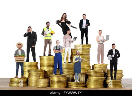 Menschen verschiedener Berufe auf Stapeln von Münzen unterschiedlicher Höhe vor weißem Hintergrund Stockfoto