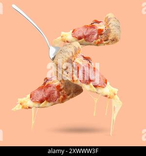 Scheiben köstlicher Pizza in der Luft auf farbigem Hintergrund Stockfoto