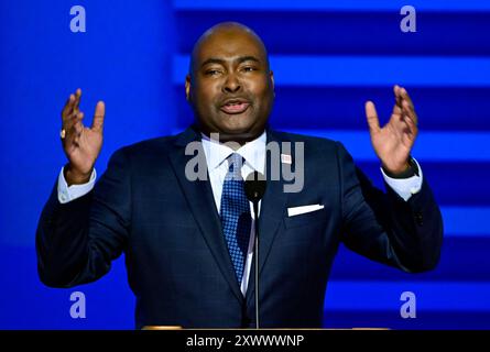 Chicago, Vereinigte Staaten Von Amerika. August 2024. Jaime Harrison, Vorsitzender des Demokratischen Nationalkomitees (DNC), spricht am Montag, den 19. August 2024, im United Center die Demokratische Nationalkonvention 2024 in Chicago, Illinois, USA, zu eröffnen. Das Thema des Kongresses lautet heute Abend: „Für die Menschen. „Guthaben: Ron Sachs/CNP/SIPA USA für NY Post (EINSCHRÄNKUNG: NO Daily Mail. KEINE New York oder New Jersey Zeitungen oder Zeitungen im Umkreis von 75 Meilen um New York City.) Quelle: SIPA USA/Alamy Live News Stockfoto