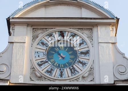 Turmuhr mit Tierkreiszeichen und römischen Zahlen (Russland, St. Petersburg) Stockfoto