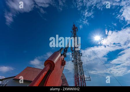 Eine hohe Fernsehantenne auf dem Gipfel des Ochodzita-Berges, eine Fernsehübertragungsstation Stockfoto