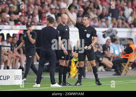 Leverkusen, Deutschland. August 2024. firo: 17.08.2024, Fußball, DFB-Pokal, Pokal, Saison 2024/2025, SUPERCUP-Finale Bayer Leverkusen - VfB Stuttgart Schiedsrichter Tobias Stieler (Deutschland) zeigt Coach Xabi Alonso die gelbe Karte Credit: dpa/Alamy Live News Stockfoto