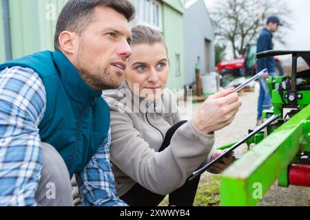 Weibliche Arbeitnehmer im Besitz einer Zwischenablage Stockfoto