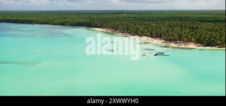 Luftaufnahme der Insel Saona in der Dominikanischen Republik. Karibisches Meer mit klarem blauem Wasser. Boote segelten zur Insel und Touristen baden in natürlichen Pools Stockfoto