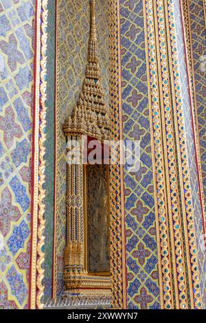 Details zum Wat Ratchabophit Sathitmahasimaram Ratchaworawihan, einem buddhistischen Tempel in Bangkok, Thailand. Stockfoto