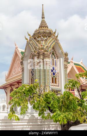 Trommelturm mit Benjarong-Keramiknagas und Erawan-Köpfen im Wat Ratchabophit Sathitmahasimaram Ratchaworawihan, einem buddhistischen Tempel in Bangkok, Thailand Stockfoto