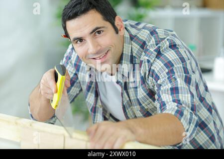 Zimmermann beim Sägen von Holz in der Werkstatt Stockfoto