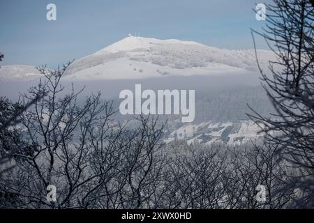 Landschaft der Vogesen unter Schnee während der Winterkälte am 10. Januar 2024. Der Grand Ballon oder Great Belchen, der höchste Berg von t Stockfoto