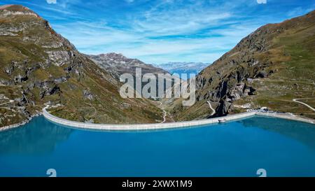 Schweiz, Kanton Wallis: Aus der Vogelperspektive auf den See und den Staudamm von Moiry, Bogendamm am Fuße des Tals „Val d'Anniviers“ Stockfoto