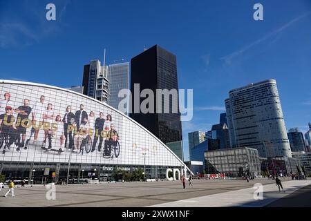 Bürogebäude im Geschäftsviertel Paris La Defense: Gebäude von der Esplanade aus gesehen und CNIT Paris La Defense (für Presse- und redaktionelle Zwecke) Stockfoto