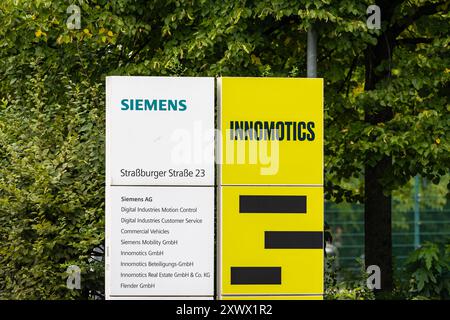 Unternehmen in Nürnberg zwei Schilder vor einem Unternehmensstandort zeigen die Logos der Siemens AG und der ausgegliederten und mittlerweile verkauften Sparte für Antriebstechnik, der Innomotics GmbH. Nürnberg Bayern Deutschland *** Unternehmen in Nürnberg zwei Schilder vor einem Firmenstandort zeigen die Logos der Siemens AG und des abgespannten und nun verkauften Bereichs Antriebstechnik, Innomotics GmbH Nürnberg Bayern Deutschland 20240820-6V2A6947 Stockfoto