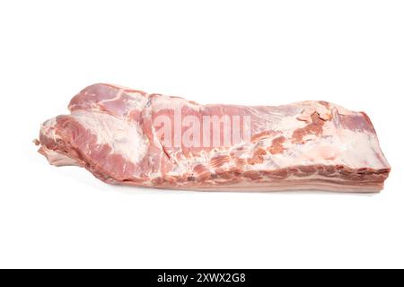 Ein großes Stück Fleisch wird auf weißem Hintergrund angezeigt. Das Fleisch wird in dünne Streifen geschnitten und es ist frisches Schweinefleisch isoliert auf weißem Hintergrund. Stockfoto
