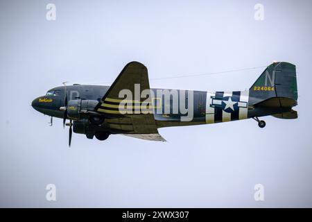 D Day Airshow IWM Duxford, Cambridge, Großbritannien, 1. Juni 2024 Dakotas über Duxford Airfeild vor einem D-Day-Fallschirmwurf in Frankreich morgen (Sonntag). Beachten Sie, dass die Wetterbedingungen einen Sturz in Duxford verhinderten. Fotografie von Jason Bye t: +44 7966 173 930 e: mail@jasonbye.com W: http://www.jasonbye.com Stockfoto