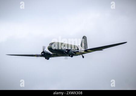 D Day Airshow IWM Duxford, Cambridge, Großbritannien, 1. Juni 2024 Dakotas über Duxford Airfeild vor einem D-Day-Fallschirmwurf in Frankreich morgen (Sonntag). Beachten Sie, dass die Wetterbedingungen einen Sturz in Duxford verhinderten. Fotografie von Jason Bye t: +44 7966 173 930 e: mail@jasonbye.com W: http://www.jasonbye.com Stockfoto