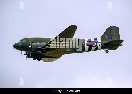 D Day Airshow IWM Duxford, Cambridge, Großbritannien, 1. Juni 2024 Dakotas über Duxford Airfeild vor einem D-Day-Fallschirmwurf in Frankreich morgen (Sonntag). Beachten Sie, dass die Wetterbedingungen einen Sturz in Duxford verhinderten. Fotografie von Jason Bye t: +44 7966 173 930 e: mail@jasonbye.com W: http://www.jasonbye.com Stockfoto