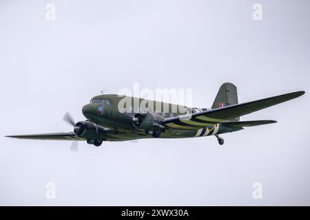 D Day Airshow IWM Duxford, Cambridge, Großbritannien, 1. Juni 2024 Dakotas über Duxford Airfeild vor einem D-Day-Fallschirmwurf in Frankreich morgen (Sonntag). Beachten Sie, dass die Wetterbedingungen einen Sturz in Duxford verhinderten. Fotografie von Jason Bye t: +44 7966 173 930 e: mail@jasonbye.com W: http://www.jasonbye.com Stockfoto