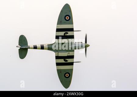 D Day Airshow IWM Duxford, Cambridge, Großbritannien, 1. Juni 2024 Invasionsstreifen auf Flugzeugen während der D-Day Airshow Air IMW Duxford. Fotografie von Jason Bye t: +44 7966 173 930 e: mail@jasonbye.com W: http://www.jasonbye.com Stockfoto