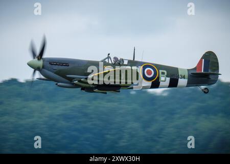 D Day Airshow IWM Duxford, Cambridge, Großbritannien, 1. Juni 2024 Invasionsstreifen auf Flugzeugen während der D-Day Airshow Air IMW Duxford. Fotografie von Jason Bye t: +44 7966 173 930 e: mail@jasonbye.com W: http://www.jasonbye.com Stockfoto