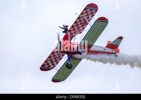 D Day Airshow IWM Duxford, Cambridge, UK, 1, Juni 2024 Wingwalkers während der D-Day Airshow Air IMW Duxford. Fotografie von Jason Bye t: +44 7966 173 930 e: mail@jasonbye.com W: http://www.jasonbye.com Stockfoto