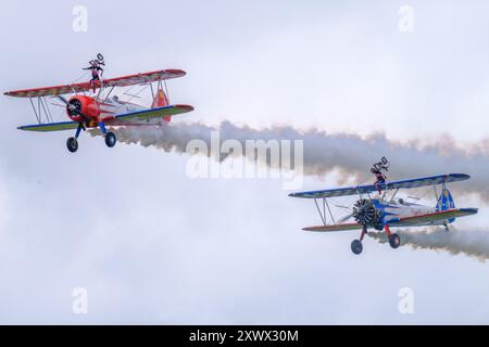 D Day Airshow IWM Duxford, Cambridge, UK, 1, Juni 2024 Wingwalkers während der D-Day Airshow Air IMW Duxford. Fotografie von Jason Bye t: +44 7966 173 930 e: mail@jasonbye.com W: http://www.jasonbye.com Stockfoto