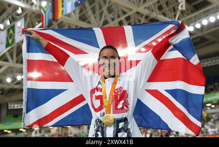 Dateifoto vom 08.09.2016 vom Sarah Storey aus Großbritannien auf dem Podium, nachdem er Gold im 3000m Individual Pursuit Final der Frauen C5 gewonnen hatte. Die 46-jährige Radfahrerin ist bekannt für ihre sorgfältige Planung und wird die erste Athletin sein, die GB bei neun Paralympics repräsentiert, nachdem sie 1992 in Barcelona als Schulschwester begann. Ausgabedatum: Mittwoch, 21. August 2024. Stockfoto