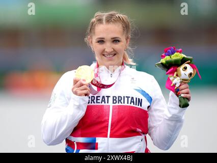 Dateifoto vom 04.09.2021 von Charlotte Henshaw aus Großbritannien feiert mit ihrer Goldmedaille nach dem Gewinn des Women's Kayak Single 200m KL2 Final. UK Sport hat sich ein Ziel von 100 bis 140 Medaillen gesetzt. ParalympicsGB belegte in Tokio den zweiten Platz hinter China mit 124: 41 Gold, 38 Silber und 45 Bronze. Ausgabedatum: Mittwoch, 21. August 2024. Stockfoto