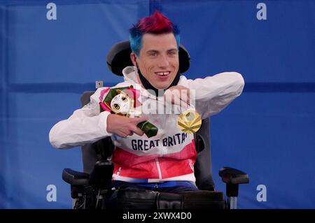 Aktenfoto vom 01.09.2021 vom britischen David Smith auf dem Podium mit der Goldmedaille. Die britischen Athleten werden Bayley, Hannah Cockroft, David Smith und Sarah Storey, von links nach rechts, in Paris Gold jagen. Ausgabedatum: Mittwoch, 21. August 2024. Stockfoto