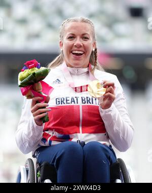 Aktenfoto vom 29.08.2021 von Hannah Cockroft aus Großbritannien posiert mit ihrer Goldmedaille. Die britischen Athleten werden Bayley, Hannah Cockroft, David Smith und Sarah Storey, von links nach rechts, in Paris Gold jagen. Ausgabedatum: Mittwoch, 21. August 2024. Stockfoto