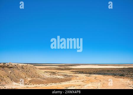 Blick auf die flache Wüste vom Gladstone Lookout entlang des North West Coastal Highway in Western Australia. Ausgetrocknete Seen, in der Ferne Shark Bay Stockfoto