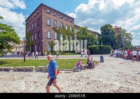 Craco, Polen - 23. Juli 2022: Das Königliche Schloss Wawel, eine Residenz im Zentrum von Krakau. Touristen erkunden den Wawel Hill Stockfoto