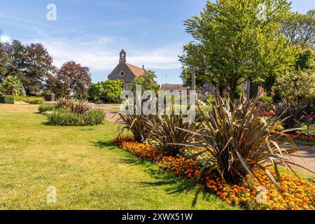 Forbury Gardens mit römisch-katholischer Kirche St. James im Hintergrund, Reading, Berkshire, England Stockfoto