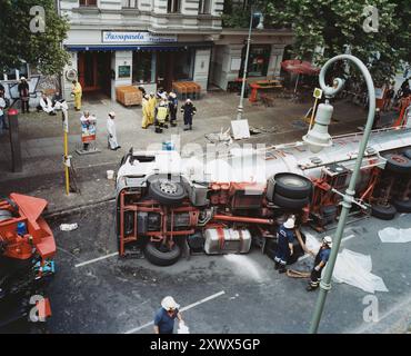 Eine dramatische Szene, die einen Unfall eines umgekippten Lkws vor einer Trattoria in Berlin zeigt, 2005. Notfallhelfer und Zuschauer sind anwesend und erfassen das Chaos und die Dringlichkeit von Unfällen in der Stadt. Stockfoto