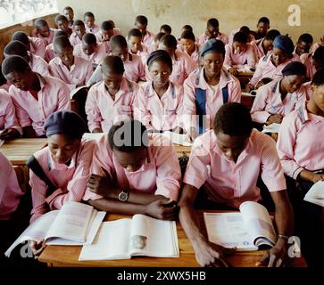 Die Schüler der Tomia Community Secondary School in Alagbado, Lagos, Nigeria, nahmen 2009 mit ihrem Lehrer einen Unterricht in der Klasse. Dieses Bild zeigt das Wesen von Bildung, Fokus und Entschlossenheit. Stockfoto