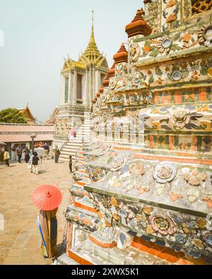 Bangkok, Thailand - 11. februar 2024: Nahaufnahme farbenfroher Kunstdesigns auf dem berühmten Wat Arun Tempel mit touristischen Sehenswürdigkeiten Tragen Sie berühmtes Wahrzeichen mit tr Stockfoto