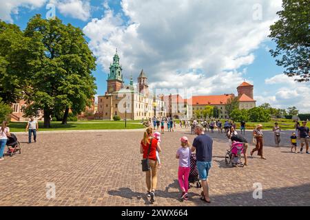 Craco, Polen - 23. Juli 2022: Das Königliche Schloss Wawel, eine Residenz im Zentrum von Krakau. Touristen erkunden den Wawel Hill Stockfoto