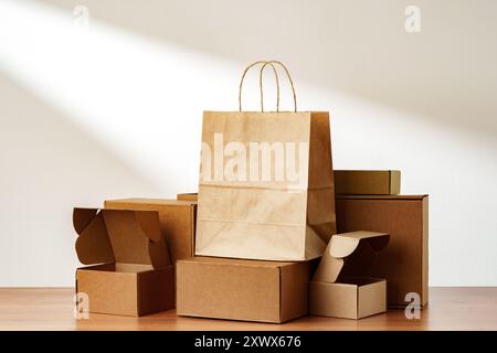 Braune Papiertüte und Kartonschachteln auf Holzoberfläche Stockfoto