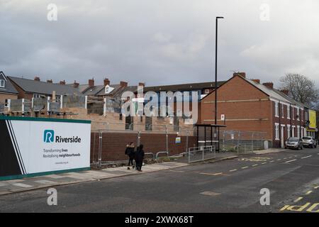 Dieses Bild zeigt ein neues Sozialwohnungsprojekt in Benwell, Newcastle upon Tyne. Es zeigt den laufenden Bau moderner Wohneinheiten, die die Nachbarschaft revitalisieren und erschwingliche Wohnlösungen bieten sollen. Metaphorisch steht es für Erneuerung und Transformation der Gemeinschaft. Stockfoto