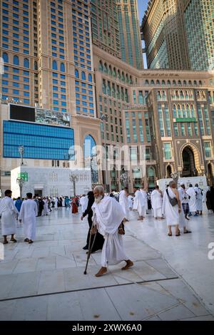Mekka, Saudi-Arabien - 31. Mai 2024: Ein alter Hajj und Umrah Pilger mit Wanderstöcken, der in der Nähe von Masjidil Haram, der Großen Moschee in Mekka, Mekka, Saud spaziert Stockfoto