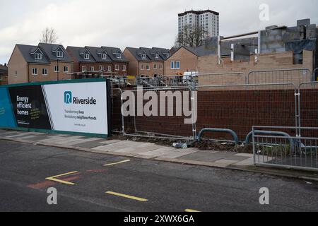 Bild der neuen sozialen Wohnungsentwicklung in Benwell, Newcastle upon Tyne. Die Szene zeigt den laufenden Bau mit energieeffizienten Häusern, die Revitalisierung und Wachstum der Gemeinde darstellen. Stockfoto