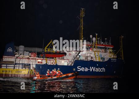 Das Schiff Sea-Watch 3, das von Sea-Watch e.V. betrieben wird, wird bei nächtlichen Rettungseinsätzen im Hafen von Malta gefangen genommen. Die Organisation leistet kritische humanitäre Hilfe und setzt sich für sichere Fluchtwege in anhaltenden Krisen ein. Stockfoto