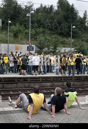 Fußballfans treffen sich an einem Bahnhof, nachdem sie ein Spiel zwischen Borussia Dortmund und 1 besucht haben. FC Köln im Signal Iduna Park Stadion am 08.08.09 in Dortmund. Stockfoto