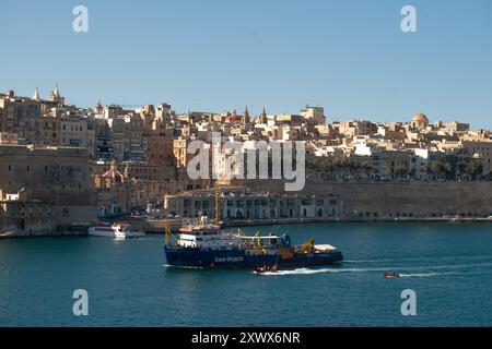 Die Sea-Watch 3 wird beim Einlaufen in den Hafen von Malta gefangen genommen. Das Schiff wird von Sea-Watch e.V. betrieben und ist für zivile Such- und Rettungseinsätze bestimmt, die im zentralen Mittelmeerraum wichtige humanitäre Hilfe leisten. Stockfoto