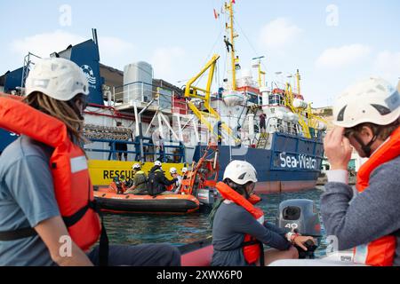 Die Sea-Watch 3, ein prominentes ziviles Rettungsschiff, ist im Hafen von Malta angedockt. Die engagierte Besatzung bereitet sich auf eine wichtige humanitäre Mission vor, um Nothilfe zu leisten und sich für legale Fluchtwege in Krisensituationen einzusetzen. Stockfoto